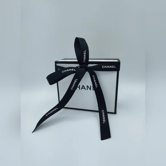 CHANEL No5 Perfume Bottle Necklace GWP Box Dust Bag & Ribbon ONE AVAILABLE - Picture 2 of 8